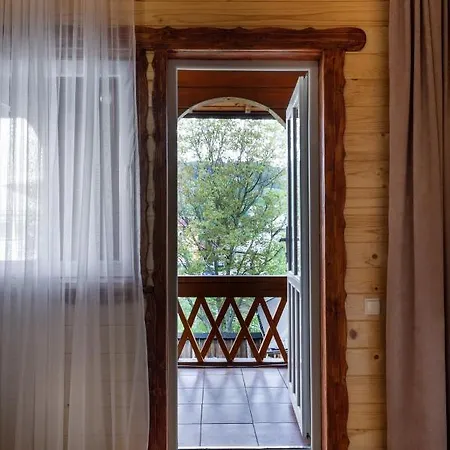 гостинний двір карпатія, بيت خشبي